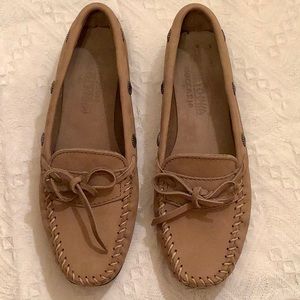 Minnetonka Hard Sole Moccasin Sz 8.5 Decorative Side Studs Leather Top Tie